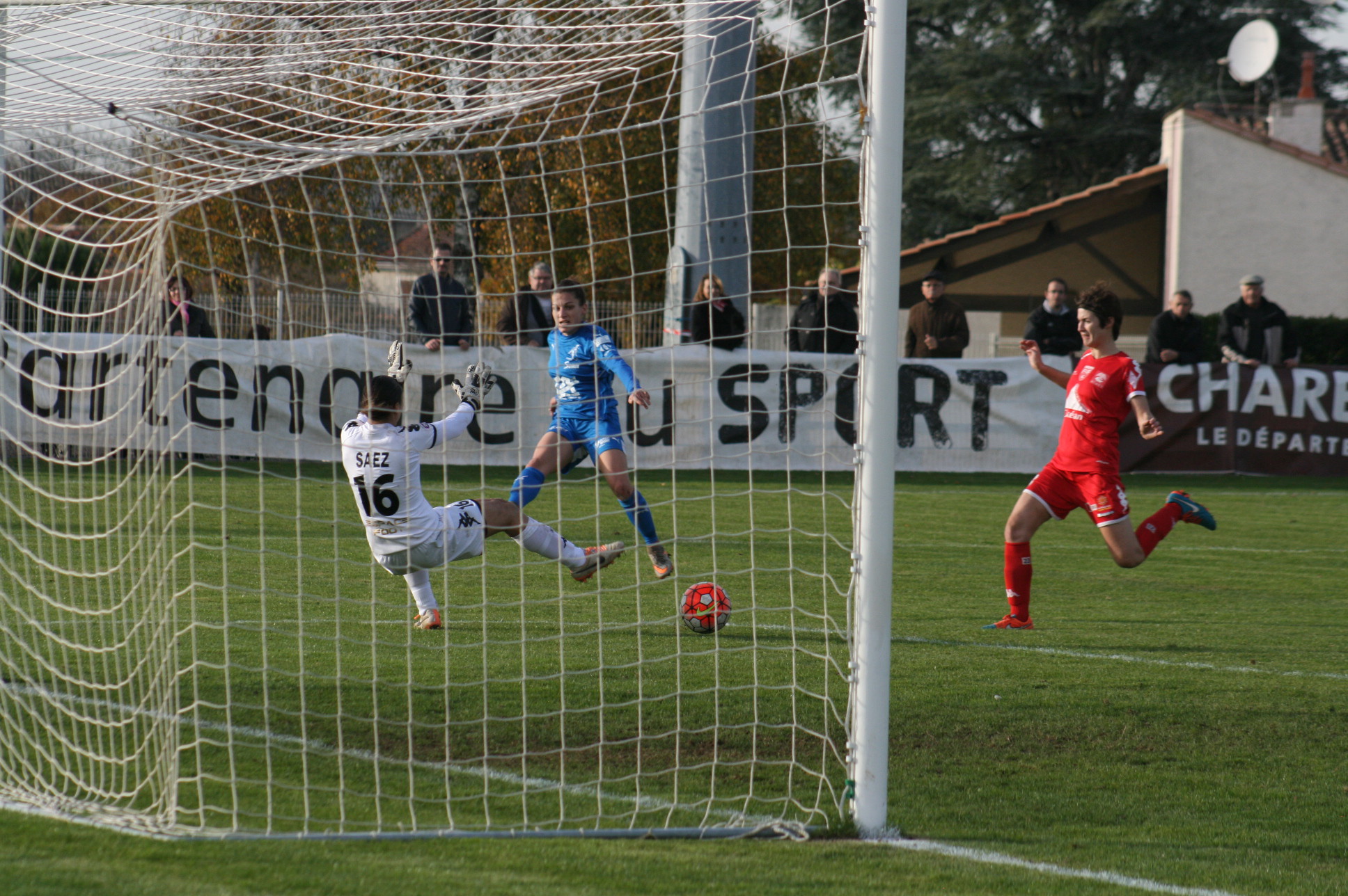 Bourgouin croise trop son tir devant Saez (photo C Ringaud)