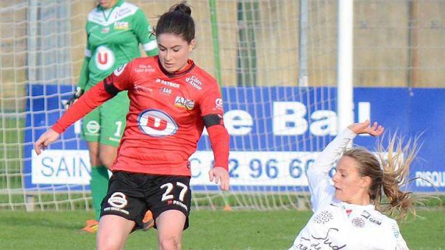 Douessin évite le tacle de Toletti (photo Ouest-France)