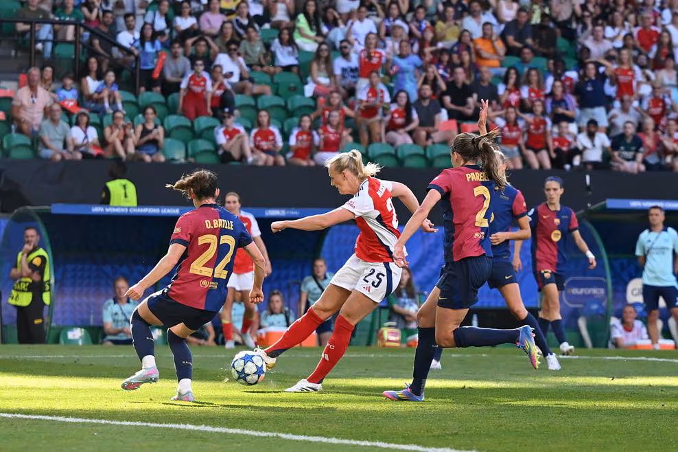 La frappe de Blackstenius qui offre le titre européen (photo UEFA.com)