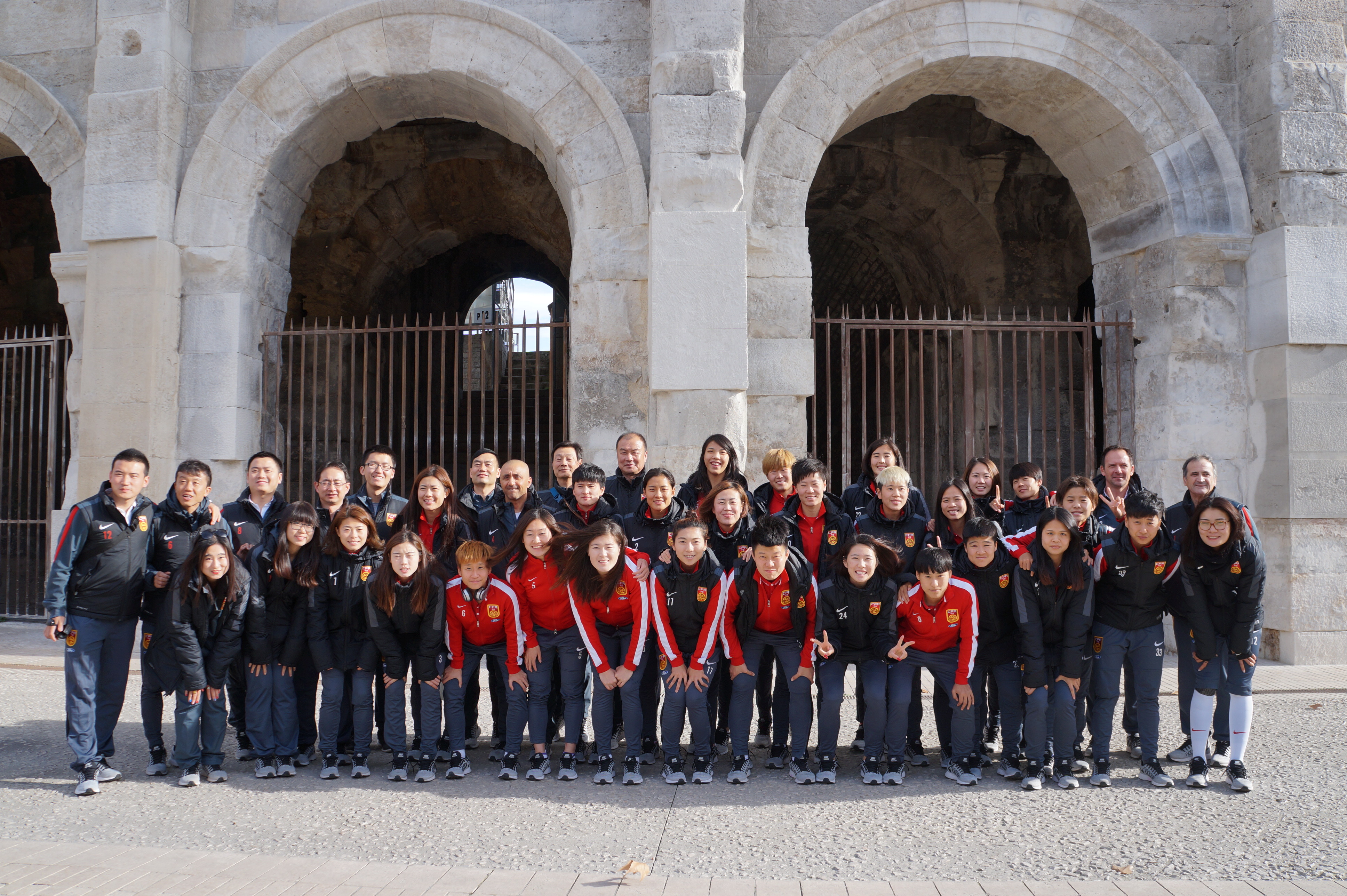 Les Chinoises ont visité les arènes de Nîmes (Photo Baptiste Manzinali / Objectif Gard)