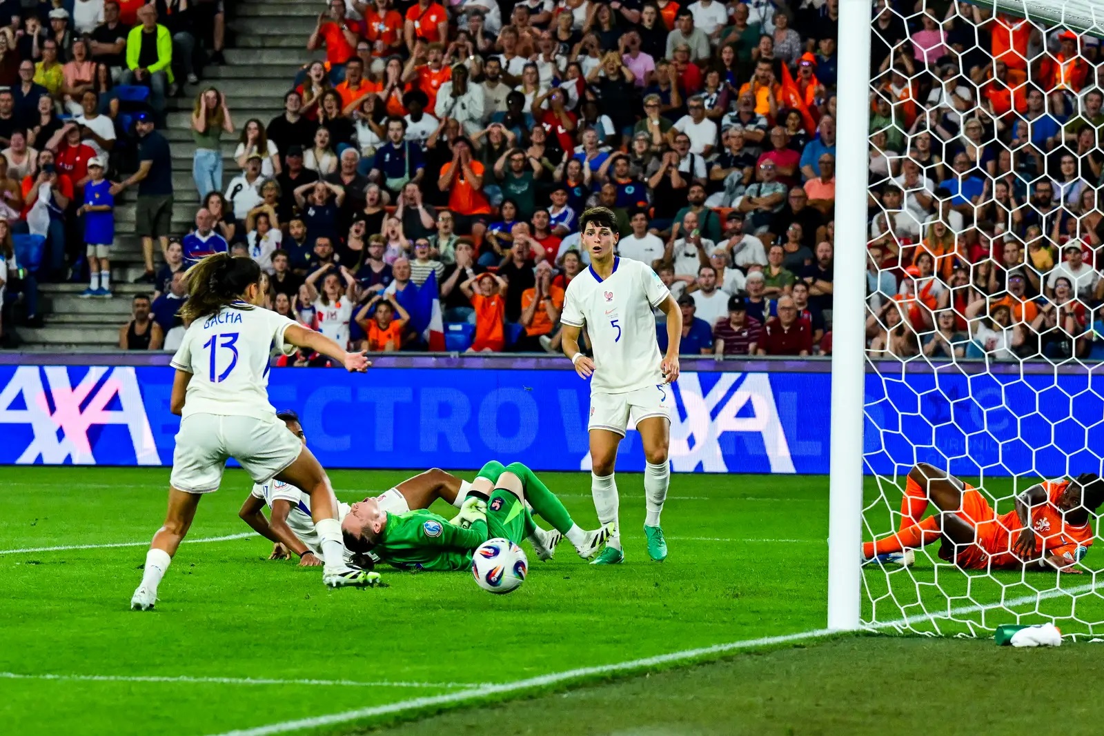 Selma Bacha dévie le ballon dans son but (photo Zoé Jeulin/FFF)