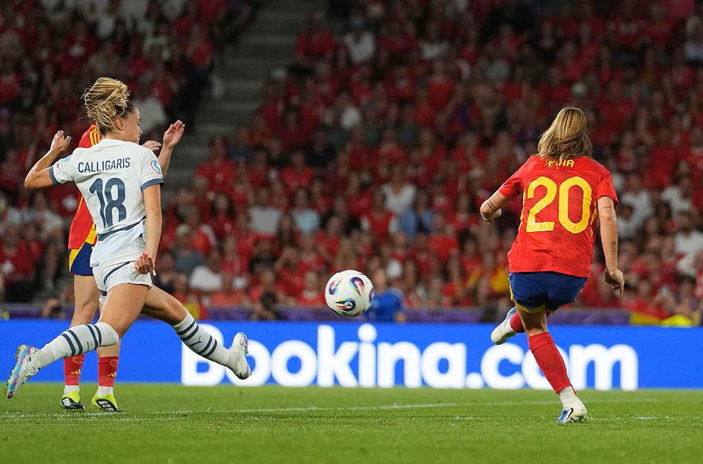 Clàudia Pina enroule une frappe du droit victorieuse (photo UEFA.com)