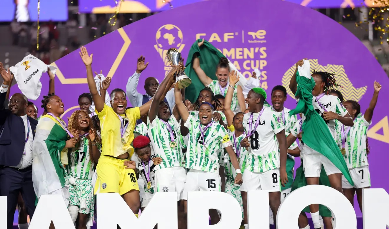 Les Super Falcons soulèvent le nouveau trophée (photo CAF)
