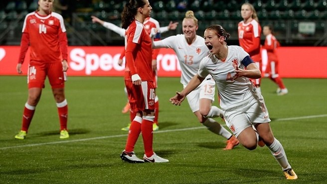 La joie de van den Berg, auteur du troisième but hollandais (photo KNVB) La joie de van den Berg, auteur du troisième but hollandais (photo KNVB)