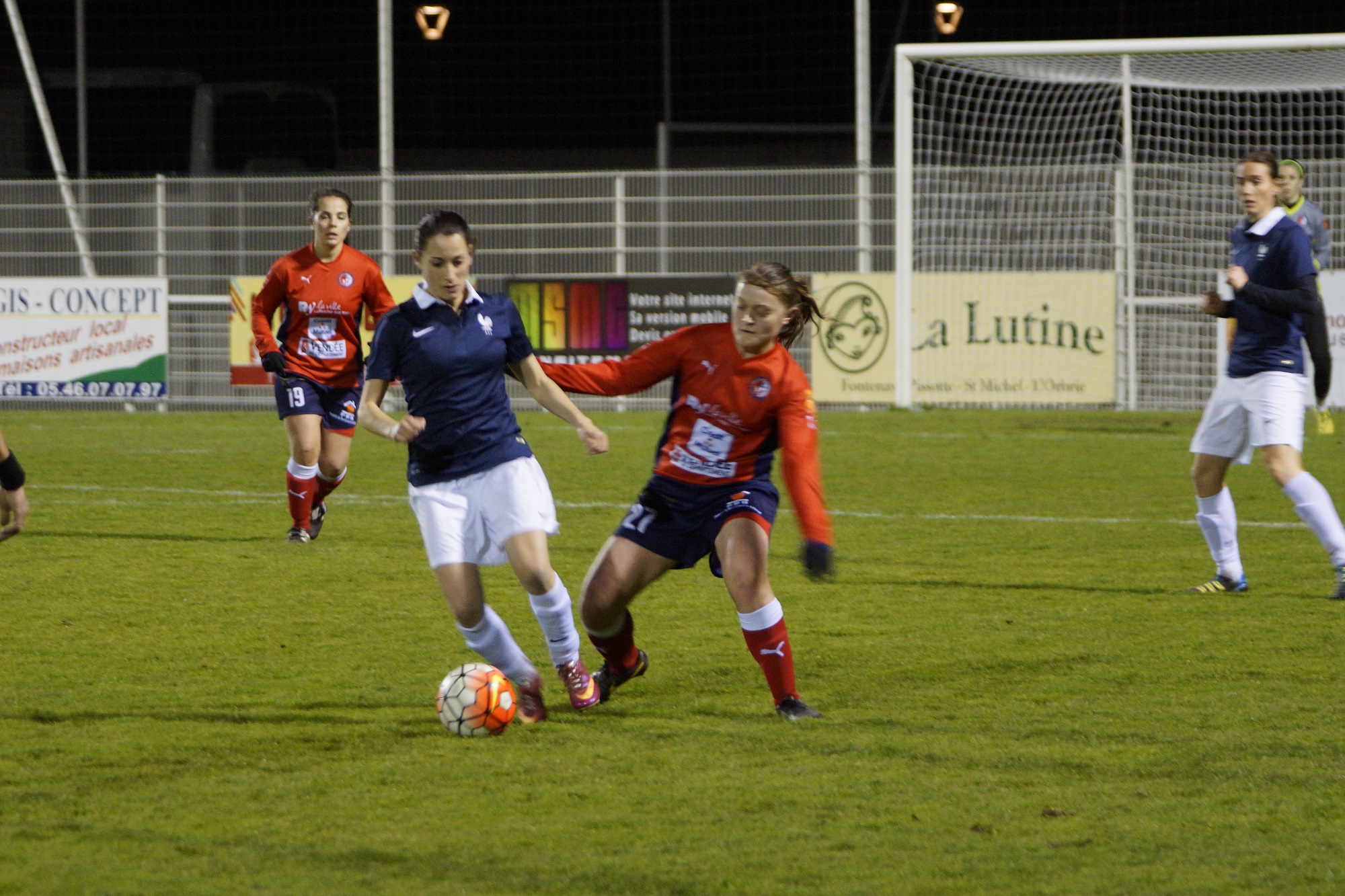 Solène Barbance devant Adeline Coudrin (photo Sébastien Duret) Solène Barbance devant Adeline Coudrin (photo Sébastien Duret)