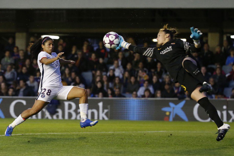 Panos devance Cruz avec une belle envolée (photo FCB)