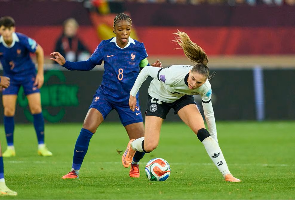 Grace Geyoro portait le brassard de capitaine (photo UEFA.com)