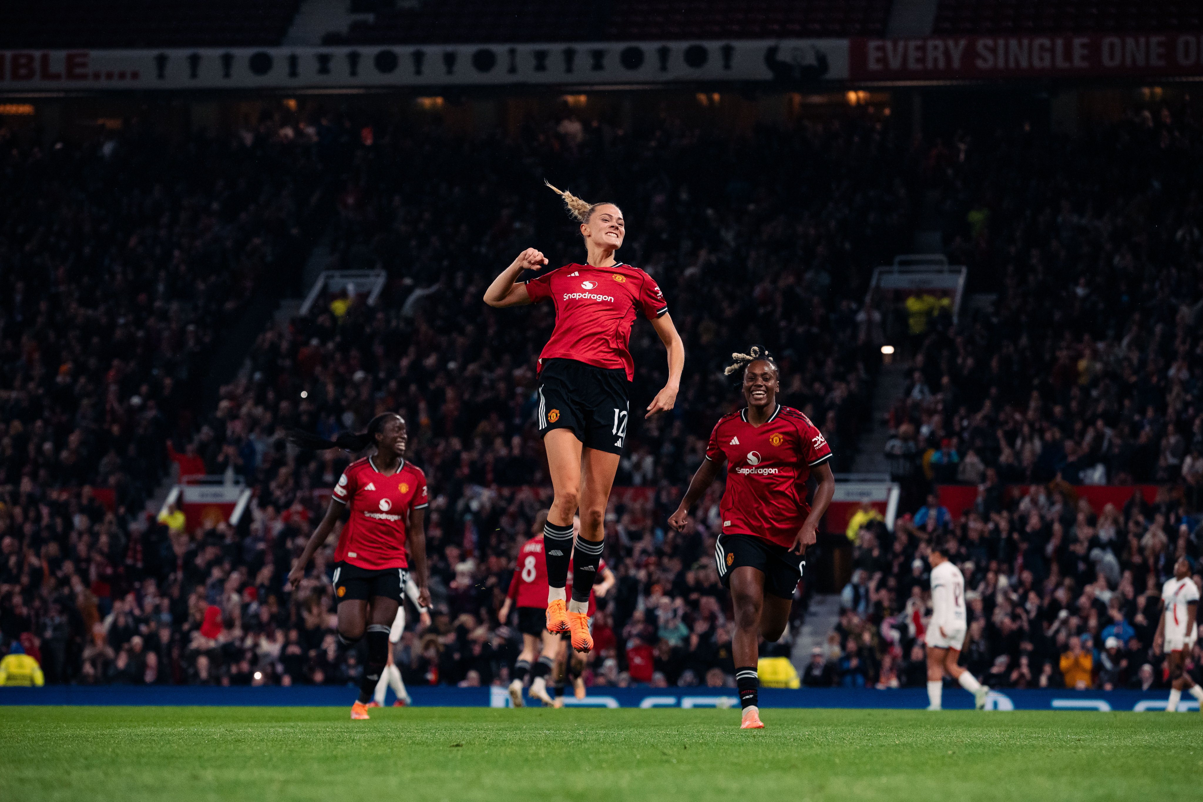 Rolfö offre la victoire aux Mancuniennes (photo UEFA.com)