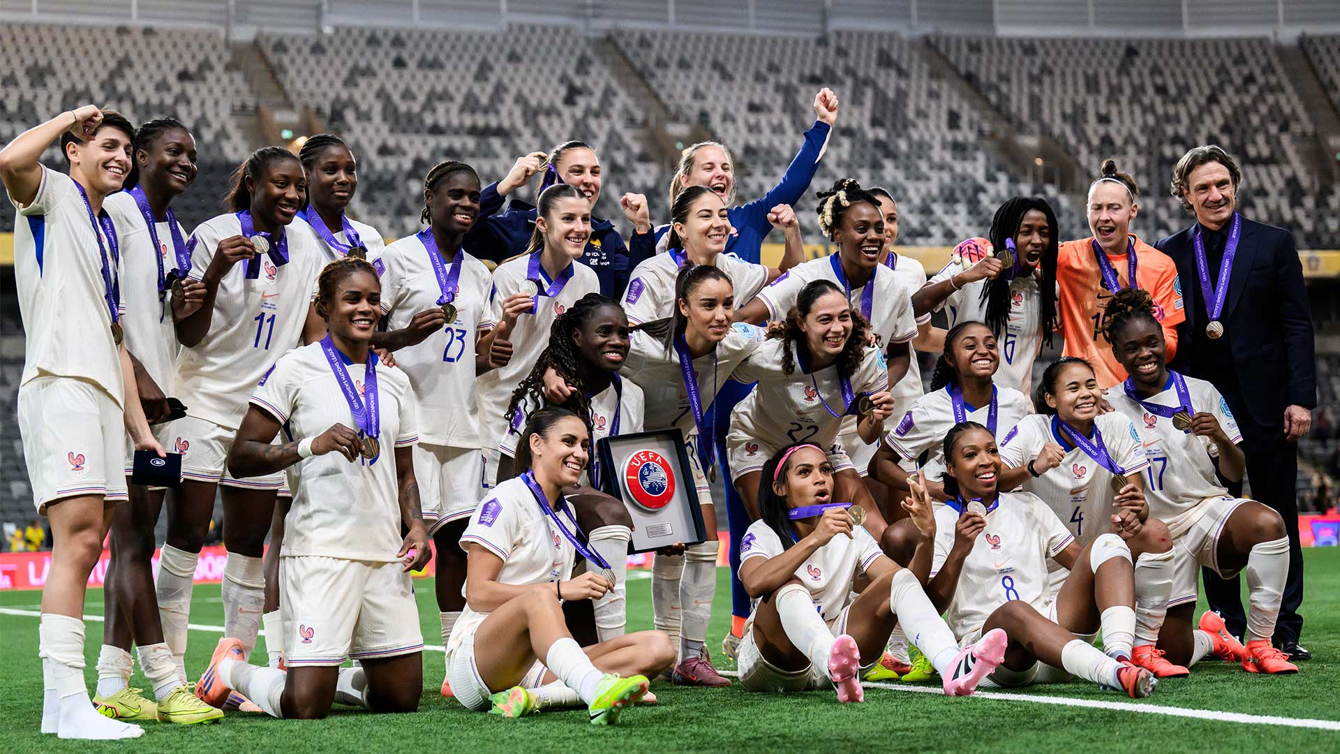 Les Bleues reçoivent le trophée pour leur 3e place (photo SVF)