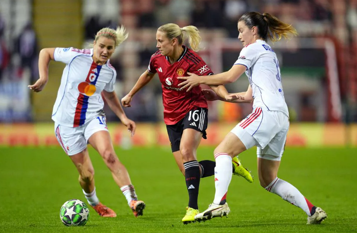 Le milieu lyonnais a été supérieur (photos UEFA.com)