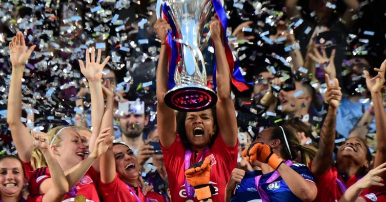 Wendie Renard hisse le trophée européen (photo UEFA.com)
