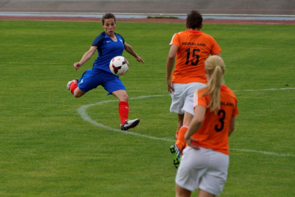En une mi-temps, Laura Bourgouin aura mis à mal la défense des Oranje (photo Sébastien Duret)