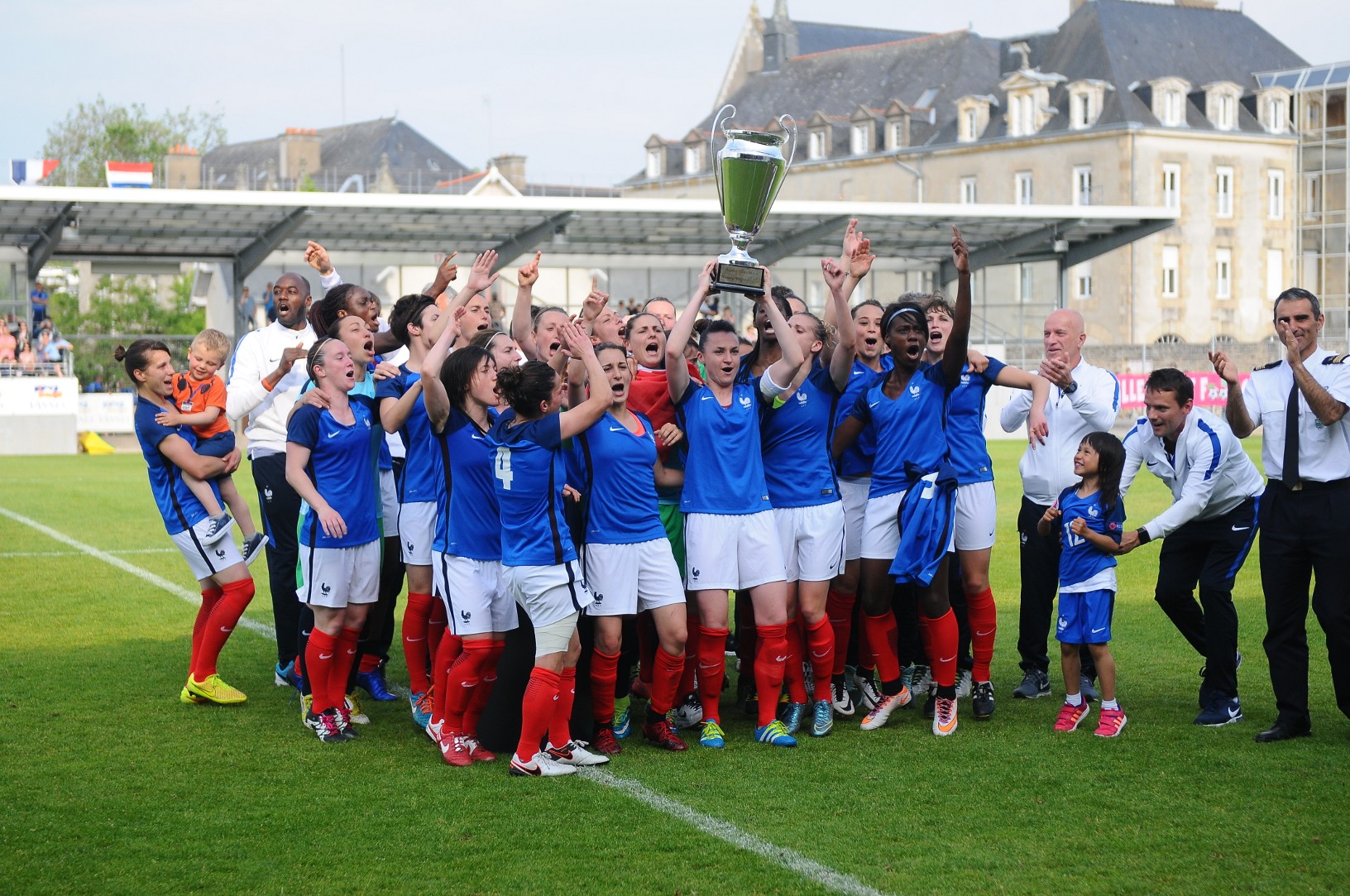Justine Gourvil pour son dernier match a hissé le trophée de la Coupe du Monde militaire (photo Philippe Le Brech)