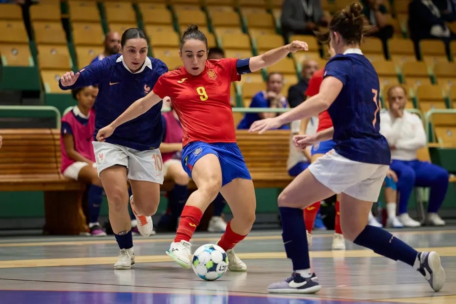Mathilde La Posta et Laure Boissinot face à Vanessa Sotelo (photo RFEF)