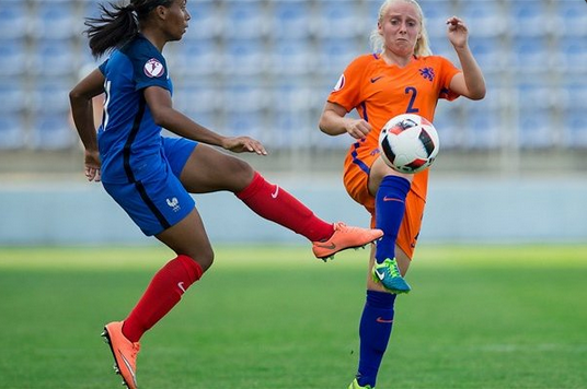 Morroni et Van Schijndel au duel (photo UEFA.com)