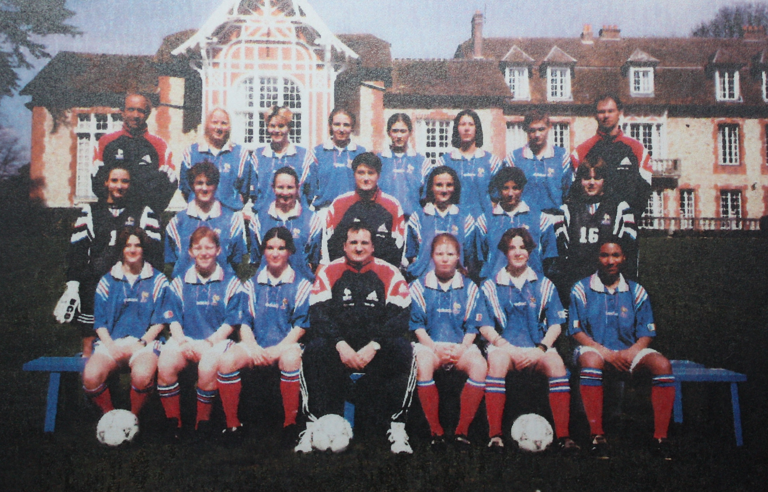 La sélection finaliste de l'Euro en 1998 (archive DR) La sélection finaliste de l'Euro en 1998 (archive DR)