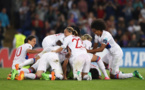 Bouhaddi félicitée par ses partenaires (photo UEFA.com)