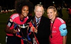 JM. Aulas entouré des deux buteuses Renard et Dickenmann (photo : vrouwenteam.be)