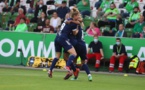 Folkertsma félicite Cardia qui permet à Bordeaux de rentrer avec un seul but de retard (photo FCGB)