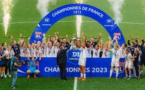 Remise du trophée à l'issue de la rencontre (photo Twitter OL Féminines)