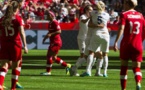 Steph Houghton et Karen Carney fécilitent leur partenaire Lucy Bronze (photo FIFA.com)