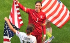 Carli Lloyd et Hope Solo avec le drapeau américain