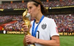 Carli Lloyd, élue meilleure joueuse du tournoi, avec la Coupe du Monde (photo FIFA.com)