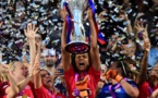 Wendie Renard hisse le trophée européen (photo UEFA.com)
