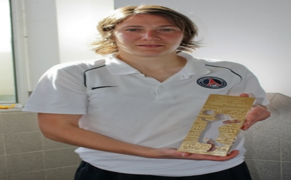 Trophée FFF de la Meilleure Joueuse de D1 : Bussaglia a reçu son trophée