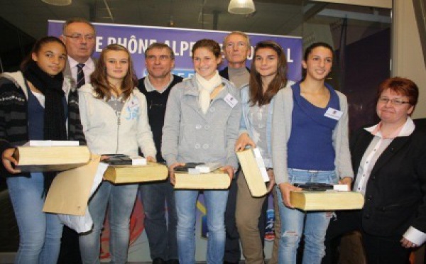 Récompenses - Carrefour aux côtés de la Ligue Rhône-Alpes pour la remise des « kits écoles féminines de football »
