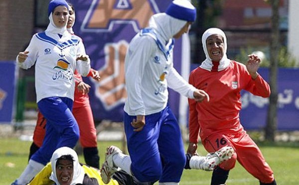 Brèves internationales (VI) - Des hommes en Iran, des Françaises à l'Algarve Cup et une faillite aux Pays-Bas