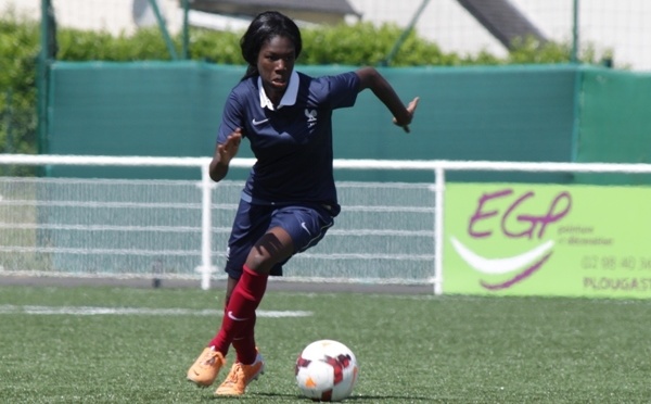 D1 (Mercato) - Marine DAFEUR (Hénin-Beaumont) et Aminata DIALLO (FCF Arras) signent à l'EA GUINGAMP