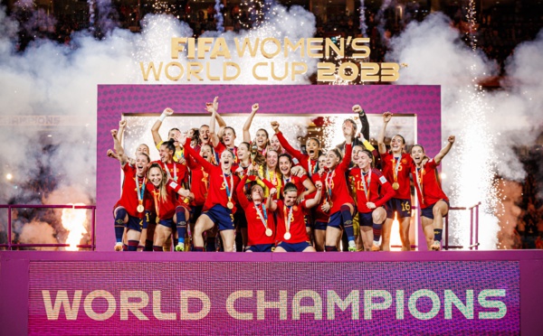 Les Espagnoles lors de la remise du trophée (photo FIFA WWC)