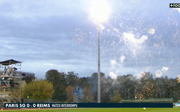 #D1Arkema - PSG - REIMS interrompu par des feux d'artifice