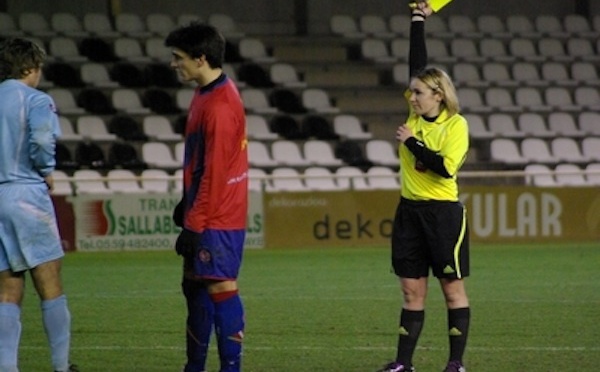 Arbitre - Sandrine BALLYET : "Ne plus accepter de se faire cogner pour un match de foot..."