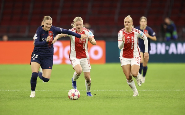 Clare Hunt à gauche, a concédé le penalty en première période (photo Ajax)