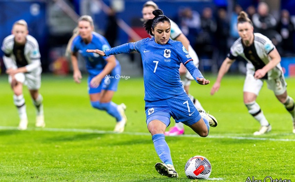 Sakina Karchaoui inscrit le 2e but sur penalty avant la pause, son 1er en sélection (photo Alex Ortega)