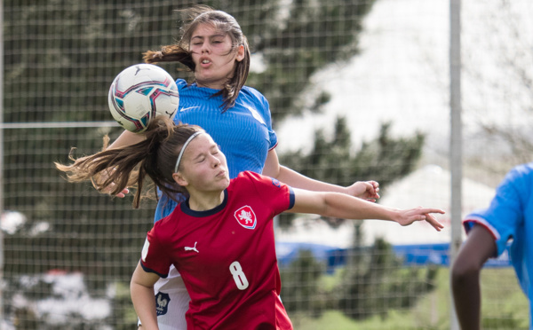 La France s'impose avec maîtrise face à son hôte (photo fotbal.cz)