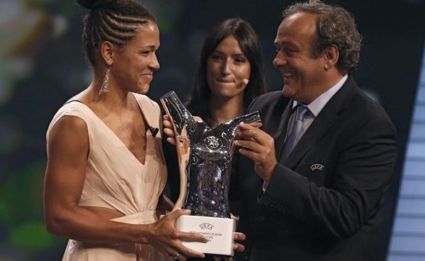 Meilleure joueuse UEFA - Celia SASIC, récompensée, Amandine HENRY deuxième