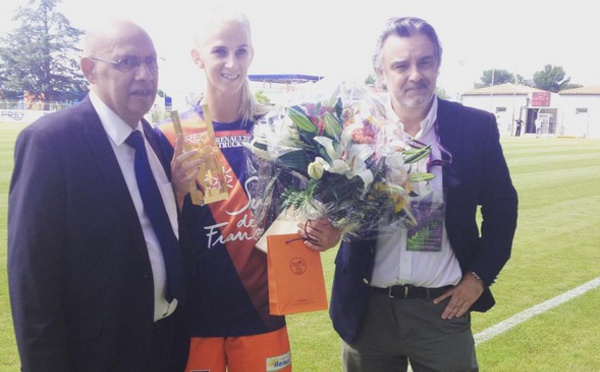 D1 - Sofia JAKOBSSON a reçu son trophée de meilleure joueuse 2014-2015