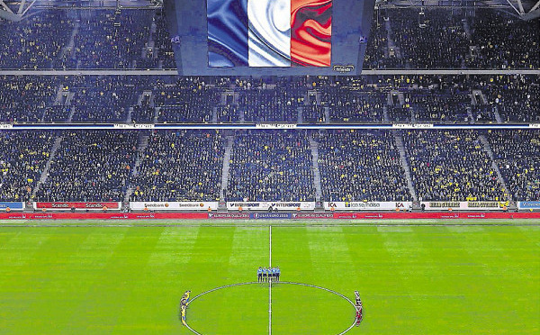 #PrayforParis : Une minute de silence en hommage aux victimes