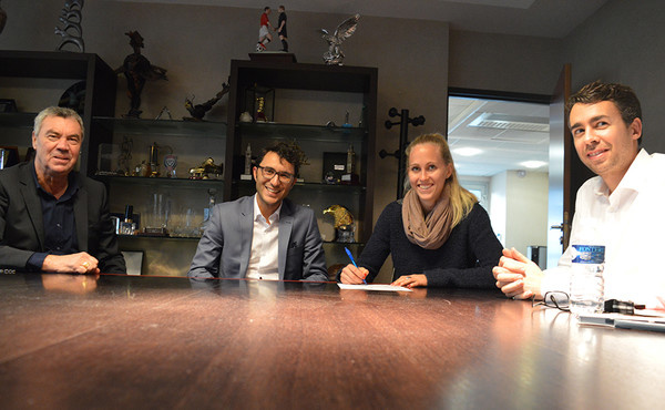 D1 - La Danoise Line Roddik HANSEN signe à LYON