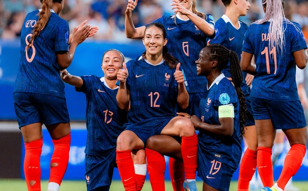 Clara Mateo félicitée par sa nouvelle capitaine Griedge Mbock (photo @equipedefrancef)