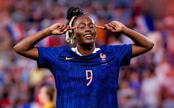 Bleues - Melvine MALARD assomme une faible BELGIQUE