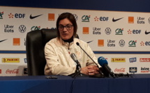 Bleues - Corinne DIACRE : "Je pense que ce système (à 3 défenseures axiales) nous convient bien"