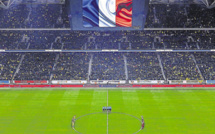 #PrayforParis : Une minute de silence en hommage aux victimes #PrayforParis : Une minute de silence en hommage aux victimes