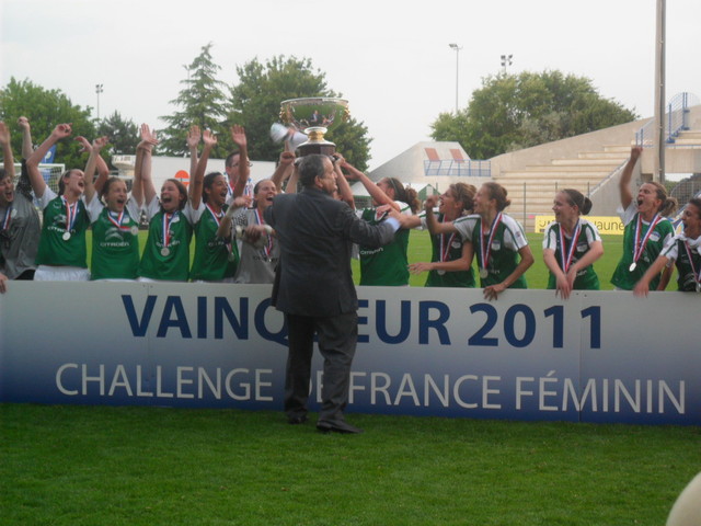 Challenge de France - le président de la FFF remettant le trophée.jpg