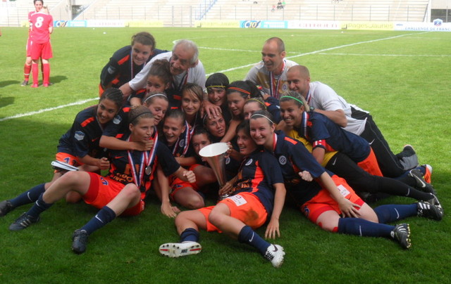 Challenge U19 - Montpellier avec le trophée (2).jpg